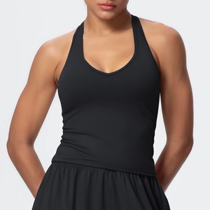 Dettaglio del gilet yoga nero spazzolato con scollo a V e spalline sottili sportive