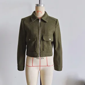 Détail d'une veste en tweed vert foncé avec col chemise et fermeture éclair frontale
