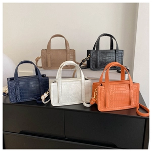 Detailed display of crocodile pattern PU leather handbags in five elegant colors