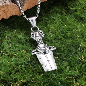 Collana spada vichinga Odin d'argento con rune su sfondo di muschio e legno