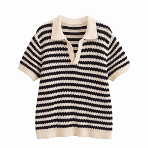 Elegante polo in maglia a righe bianche e nere con profondo scollo a V e bordi a costine
