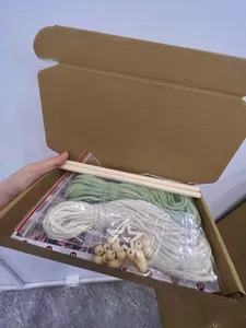 Détail du kit de tissage sapin de Noël avec cordes en coton, perles et étoile