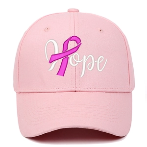 Détail de casquette Hope rose avec broderie blanche et logo ruban rose de sensibilisation