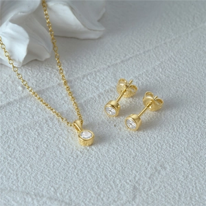 Primer plano del conjunto de joyas en plata 925 dorada con circonitas redondas