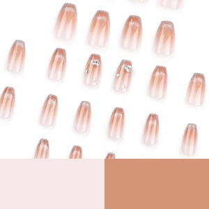 Französische Farbverlauf-Nägel in Nude-Rosa mit Silberglitzer und Strass-Verzierungen