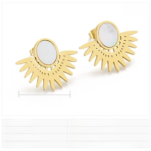 Vue détaillée de boucles d'oreilles tournesol dorées avec nacre blanche sur fond blanc