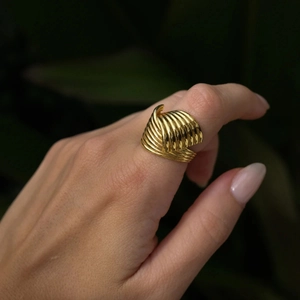 Minimalistischer 18k Gold Edelstahlring mit elegantem gestreiftem Spiral-Design