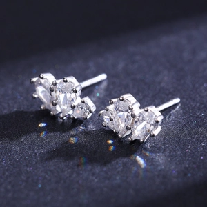 Boucles d'oreilles minimalistes en argent s925 avec trois zircons brillants en forme de poire