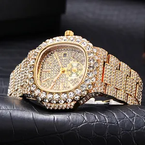 Orologio tonneau di lusso dorato da uomo con pavé di diamanti e datario a finestra