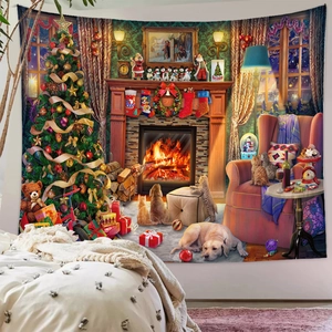 Detail eines Weihnachtswandteppichs mit Kamin, Baum und Haustieren auf hochwertigem Stoff