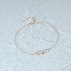 Macro detail of 925 silver interlocking oval bracelet with pavé cubic zirconia setting