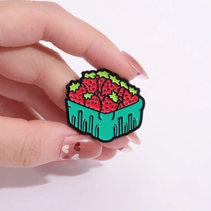 Broche en émail panier de fraises avec baies rouges et panier vert pour vêtement