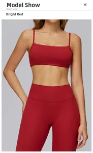 Dettaglio del set yoga rosso con spalline sottili doppie e leggings a vita alta