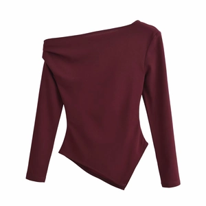 Detailansicht des bordeauxroten One-Shoulder-Oberteils mit asymmetrischem Ärmelschnitt