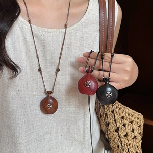 Collier Pendentif En Bois Vintage Forme Gourde Avec Incrustation De Croix En Alliage Cordon Tissé Perlé Pour Femme