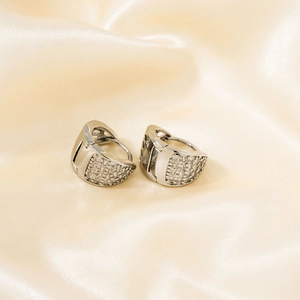 Boucles d'oreilles argentées en U avec zircons micro-pavés étincelants sur soie