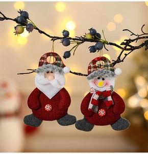 Detalle de adornos navideños de tela con Papá Noel y muñeco de nieve con textura de punto