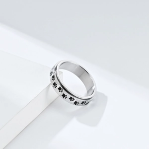 Anillo giratorio de acero de titanio minimalista con huellas de perro negras en plata