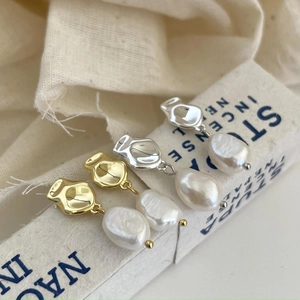 Baroque pearl earrings in gold and silver finish with 925 sterling silver studs