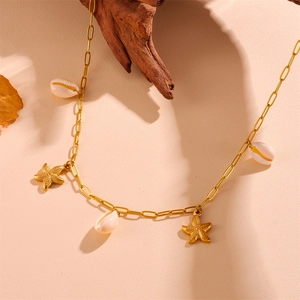 Collier de plage en acier doré avec coquillages blancs et étoiles de mer