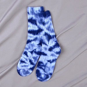 Calze tie-dye blu e bianche in cotone misto a coste per uno stile comodo e moderno