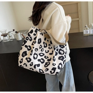 Photo de style montrant le grand sac cabas léopard porté à l'épaule par une femme