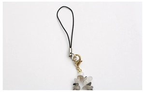 Détail d'un cordon de téléphone avec perles de pierre naturelle et fermoir doré