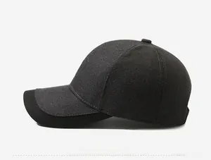 Vue latérale détaillée de la casquette gris foncé avec tissu texturé et visière bicolore