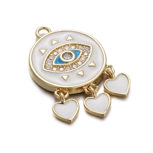 Detail eines vergoldeten Evil-Eye-Anhängers mit Emaille und drei kleinen Herzen
