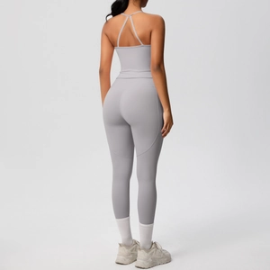 Vue arrière d'un ensemble de yoga violet avec bretelles croisées et legging taille haute