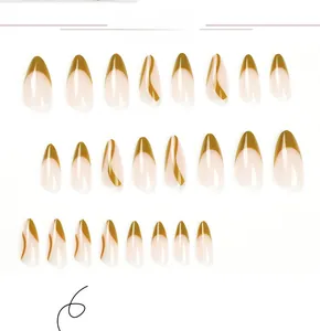 Dettaglio di unghie finte mandorla giallo senape con linee ondulate dorate sottili
