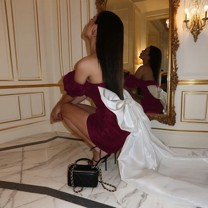 Détail de la mini-robe en velours avec un grand nœud en satin blanc à l'arrière