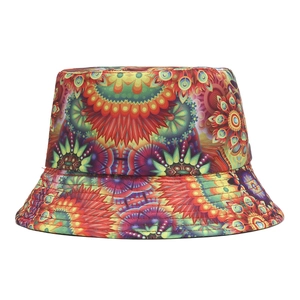 Vue détaillée du chapeau bob avec motif mandala vibrant et coutures de bord renforcées