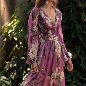 Robe longue élégante en mousseline violette à manches longues, col en V et imprimé fleurs