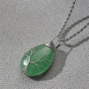 Collana Albero della Vita fatta a mano con pietra naturale verde a goccia e ciondolo avvolto in filo