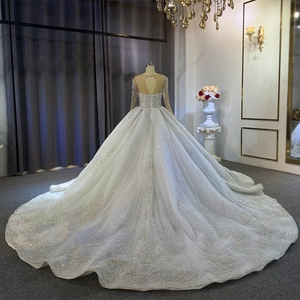 Detailansicht eines Brautkleides mit Perlenbestickung und langer Kathedralenschleppe