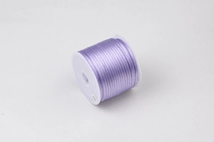 Vista macro dettagliata del cordoncino in seta viola da 1,5 mm per l'intreccio di gioielli fai-da-te