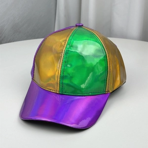 Détail de la casquette holographique montrant le similicuir métallique et les coutures