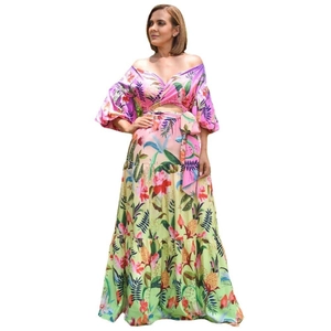 Detalle de vestido largo con estampado tropical, hombros al aire y cortes en cintura