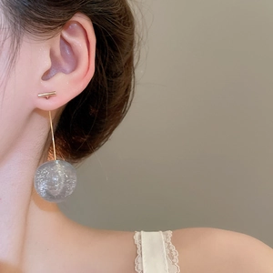 Vue détaillée de boucles d'oreilles fraises gris translucide portées par un mannequin