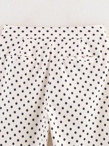 Détail de la taille et des poches passepoilées sur le pantalon blanc à pois
