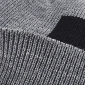 Bonnet en maille hiver avec doublure polaire, texture côtelée et design contrasté