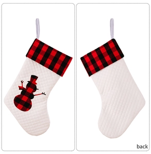 Vorder- und Rückansicht eines weißen Stepp-Weihnachtsstrumpfes mit Schneemann und Karo