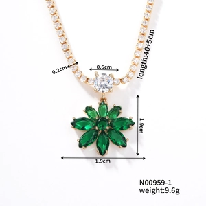 Vue détaillée du pendentif feuille d'érable verte avec dimensions 1,9x1,9 cm et chaîne 45 cm