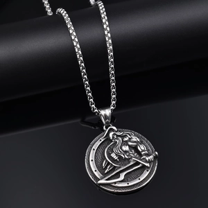 Détail du pendentif guerrier viking avec finition argent antique et collier à chaîne box