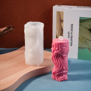 Detailweergave van de siliconen mal en de roze kolomkaars met golvende textuur