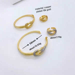 18K vergoldetes Schmuckset mit Knoten-Design, Kristallen, offenem Ring und Armreif