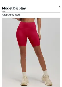 Détail du short de yoga rouge framboise à taille haute en tissu de compression élastique