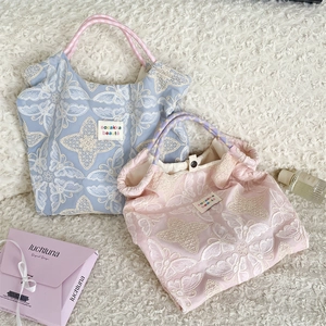 Detail der bestickten Schmetterlings-Totes mit geflochtenen Griffen und Druckknopf