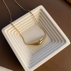 Collier minimaliste en chaîne serpent dorée avec pendentif géométrique courbé pour femme